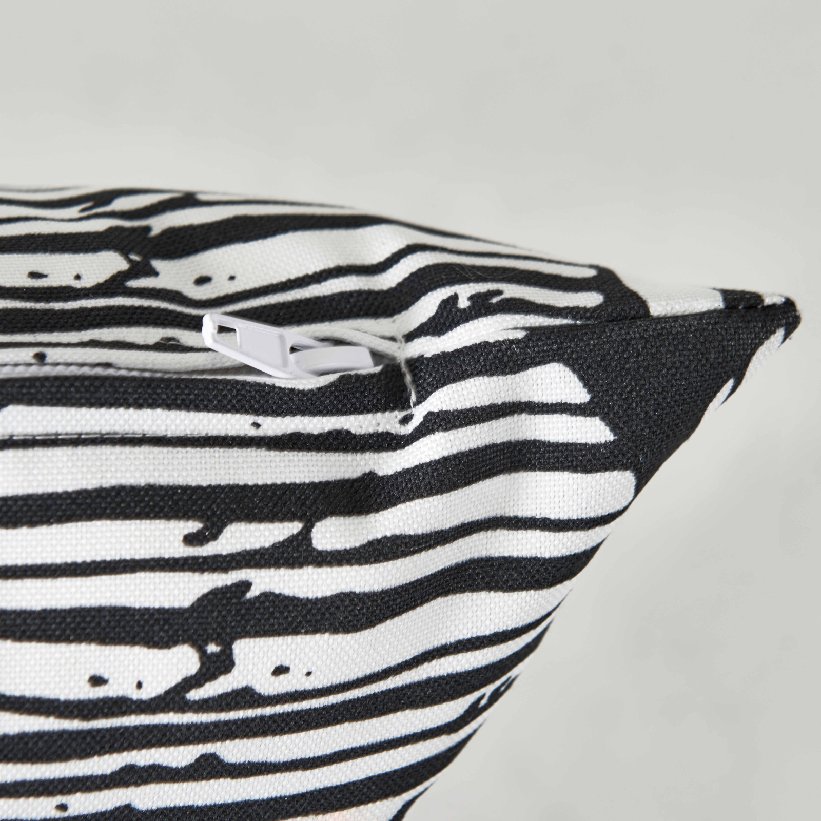 Zoom cojín de exterior estampado NEGRO Y BLANCO