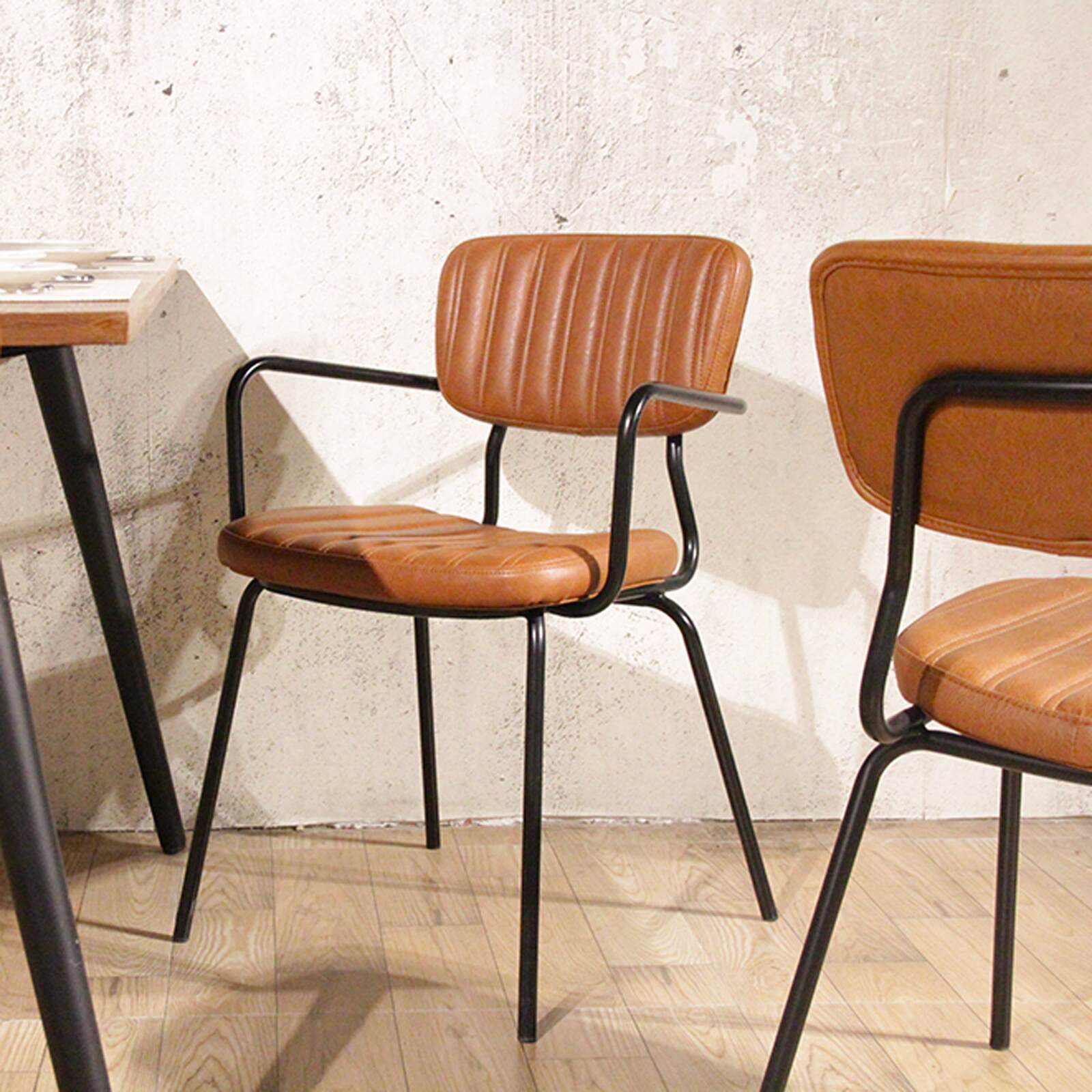 Lote de 2 sillas con reposabrazos de tela recubierta y madera FSC®