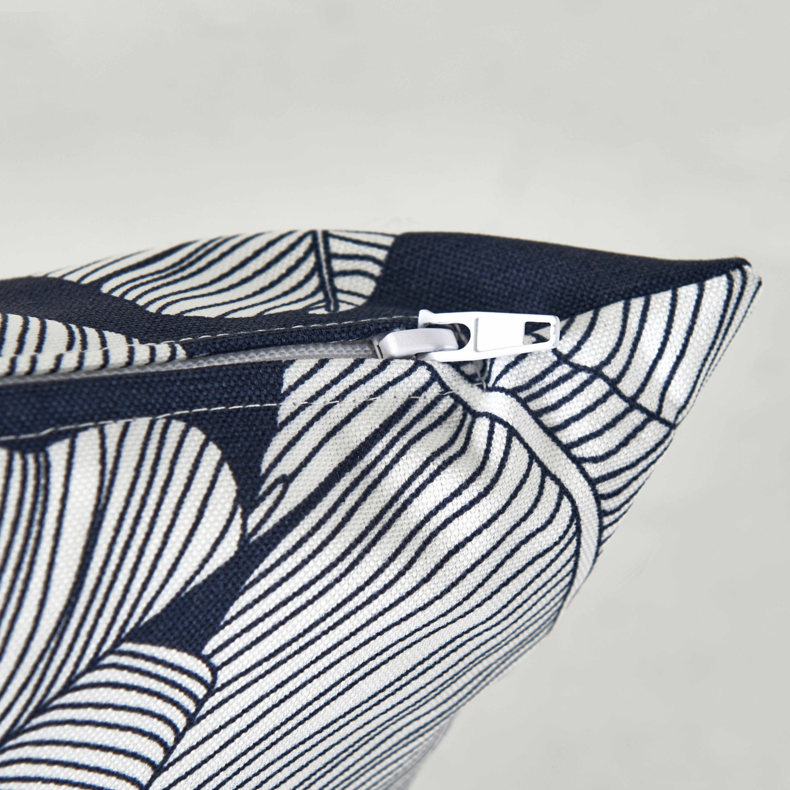 Zoom cojín de exterior estampado AZUL Y BLANCO