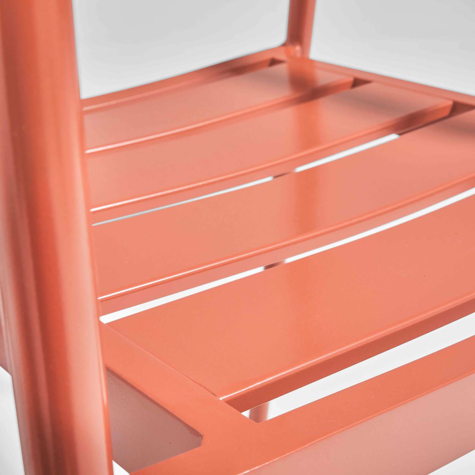 Silla de jardín de aluminio y madera FSC® con reposabrazos