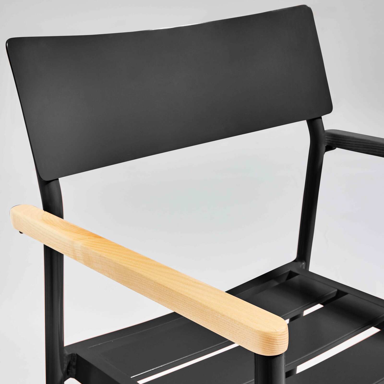 Silla de jardín de aluminio y madera FSC® con reposabrazos