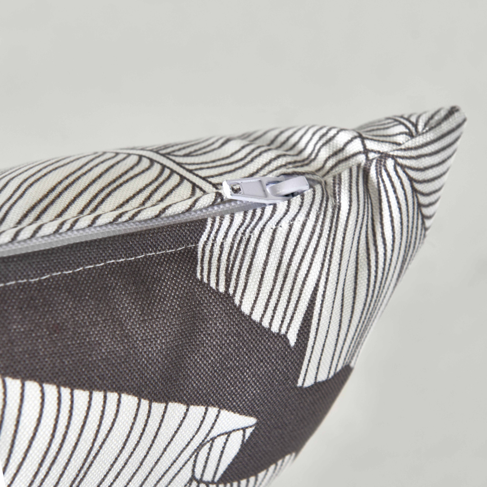 Zoom cojín estampado FLORAL GRIS Y BLANCO