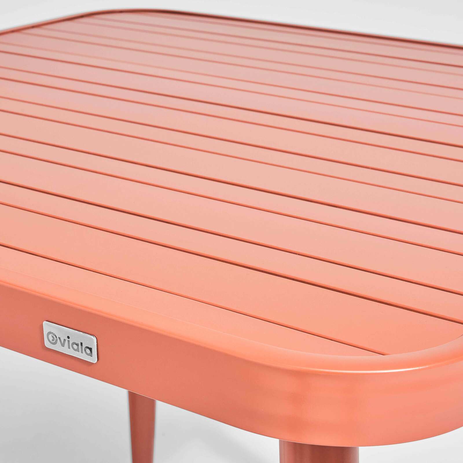 Mesa de jardín rectangular de 150 x 75 cm con 4 sillas con apoyabrazos de aluminio y madera