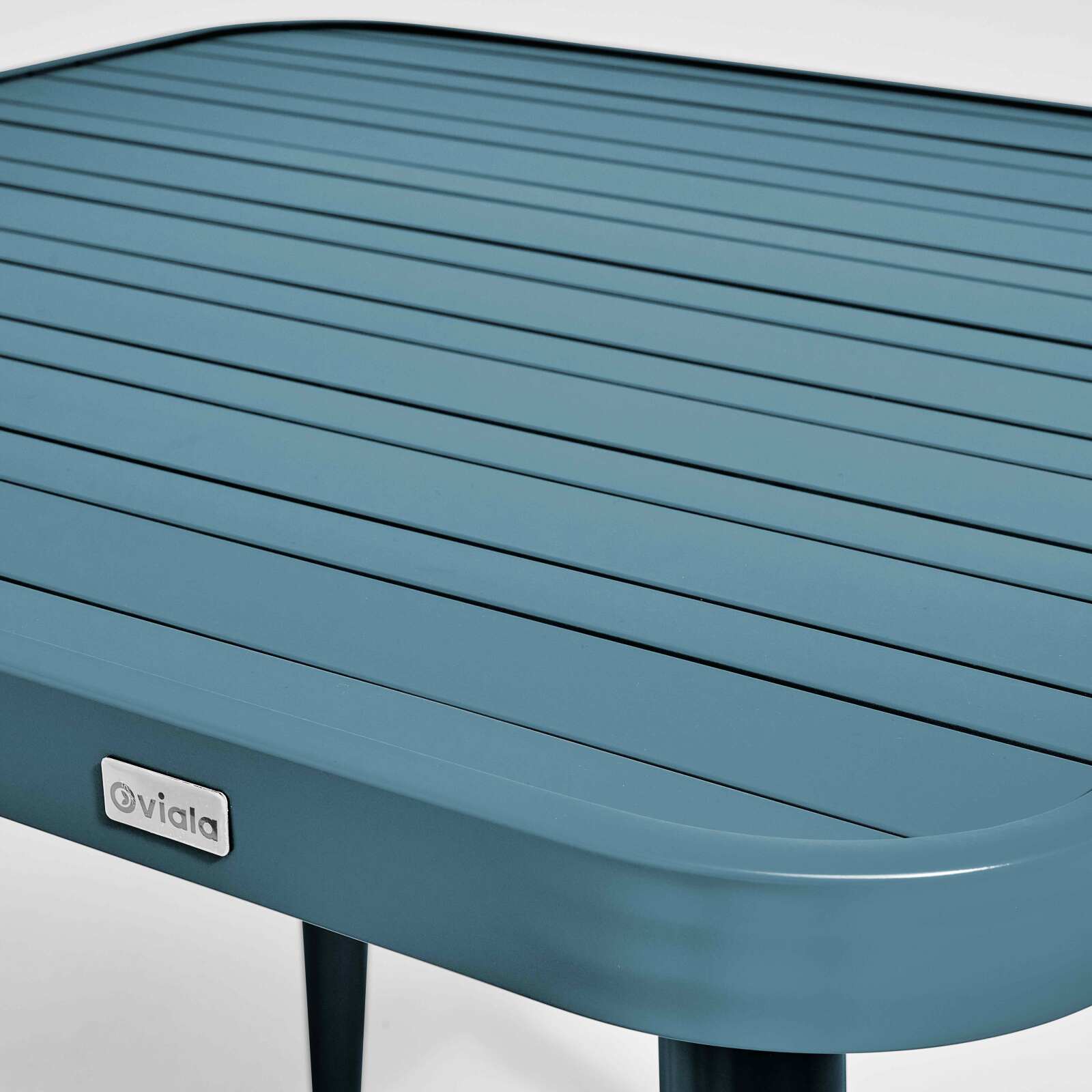 Mesa de jardín rectangular de 150 x 75 cm con 4 sillas con apoyabrazos de aluminio y madera