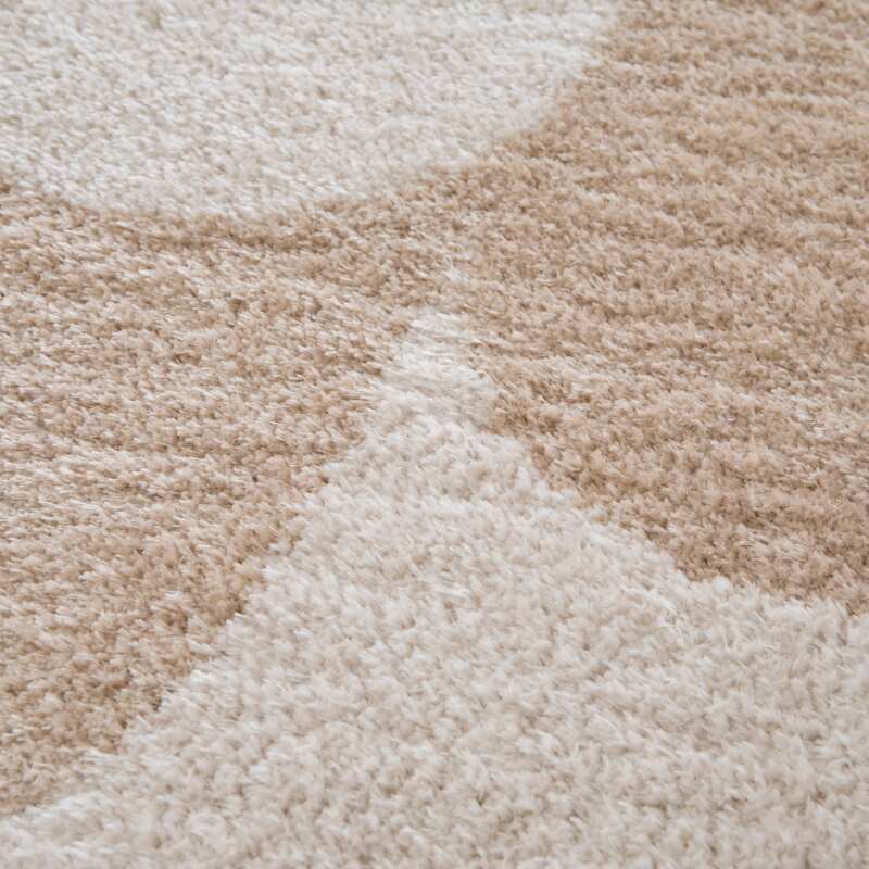 Alfombra rectangular con estampado de los años setenta y pelo largo hecho de poliéster reciclado