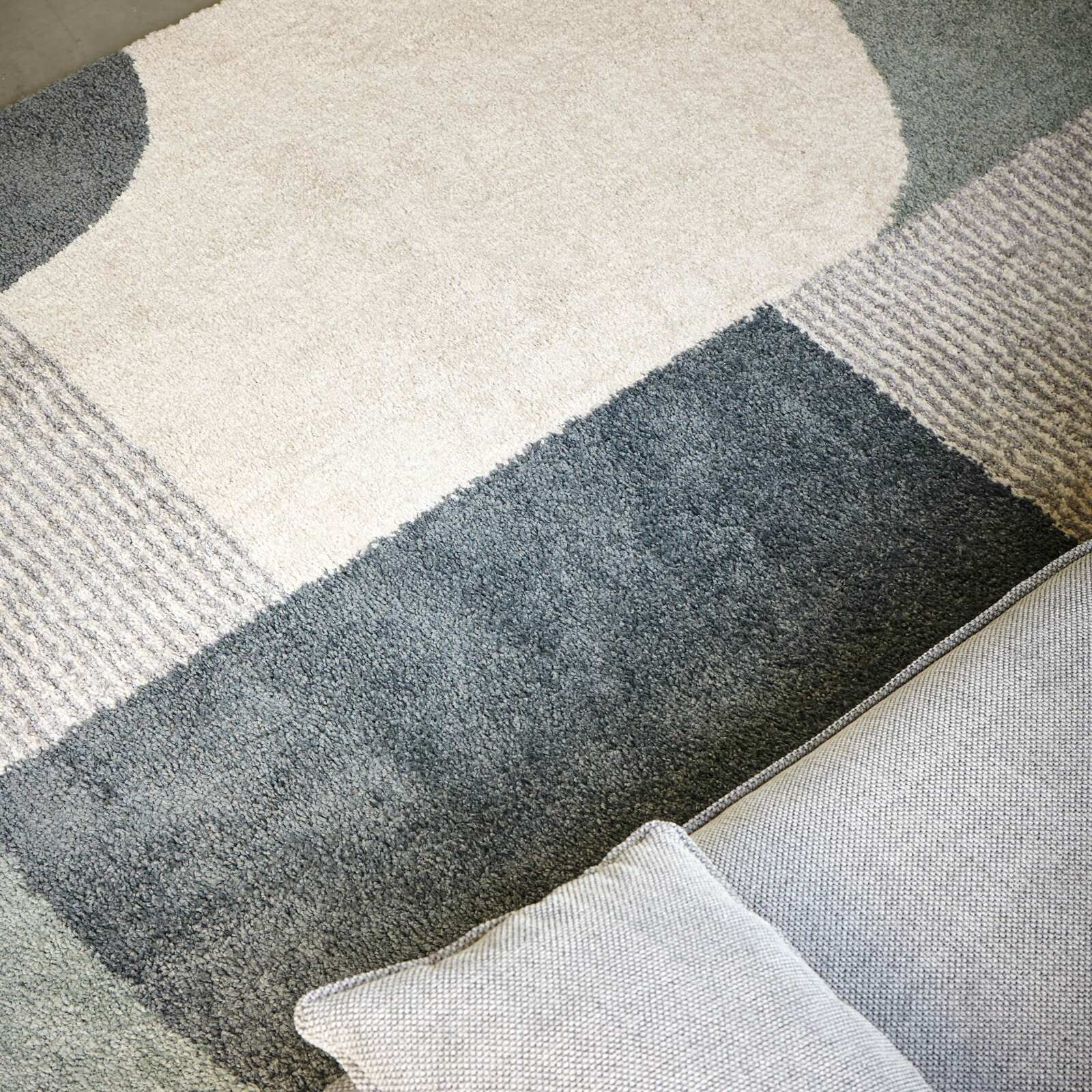 Tapete rectangular con diseño geométrico de pelo largo