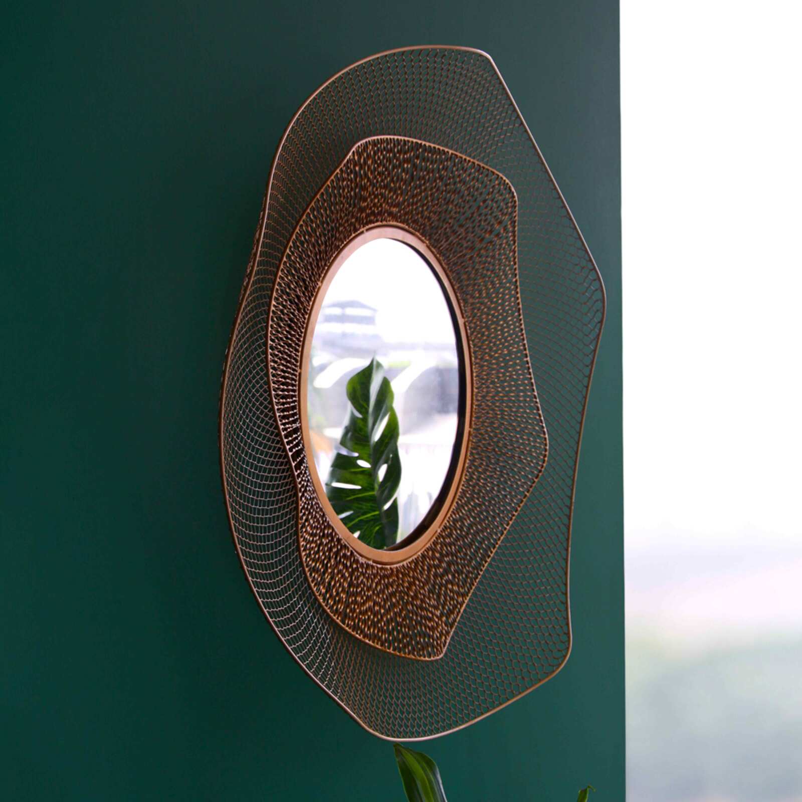 Espejo de metal con forma orgánica