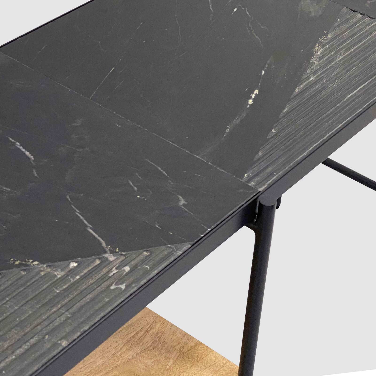 Escritorio con estantes de mármol y madera de mango