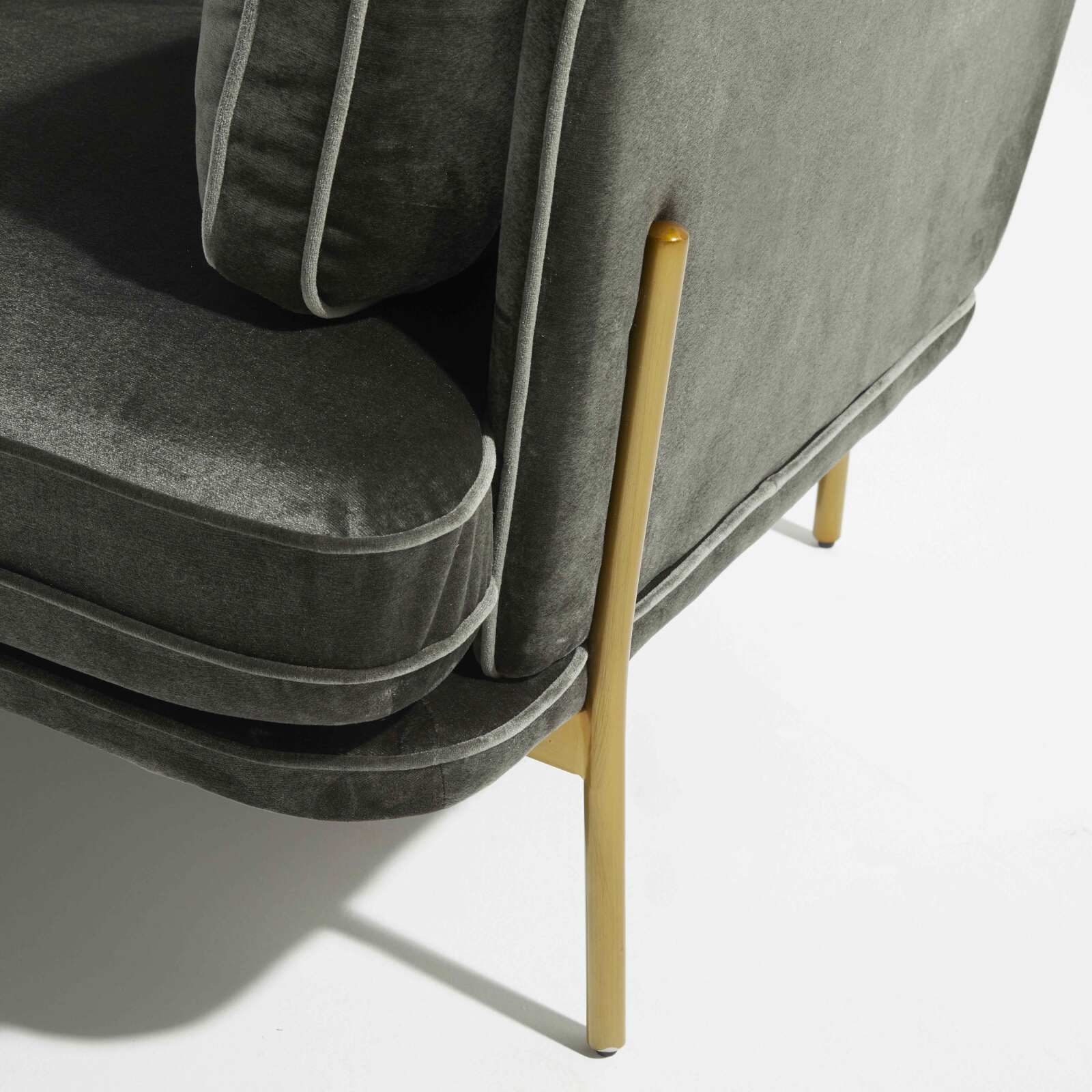 Sofá de terciopelo y madera FSC® con patas de latón para 3 personas