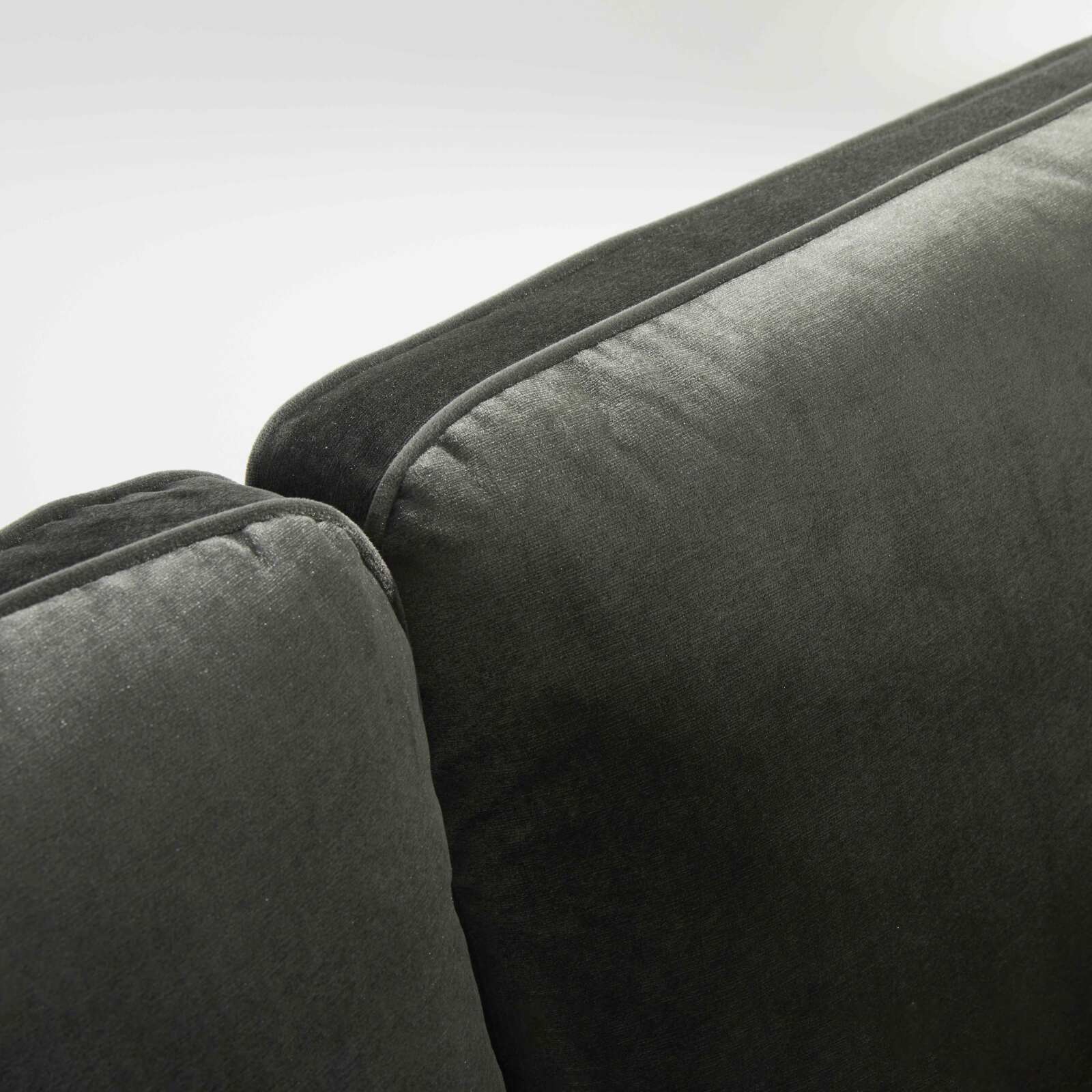 Sofá de terciopelo y madera FSC® con patas de latón para 3 personas