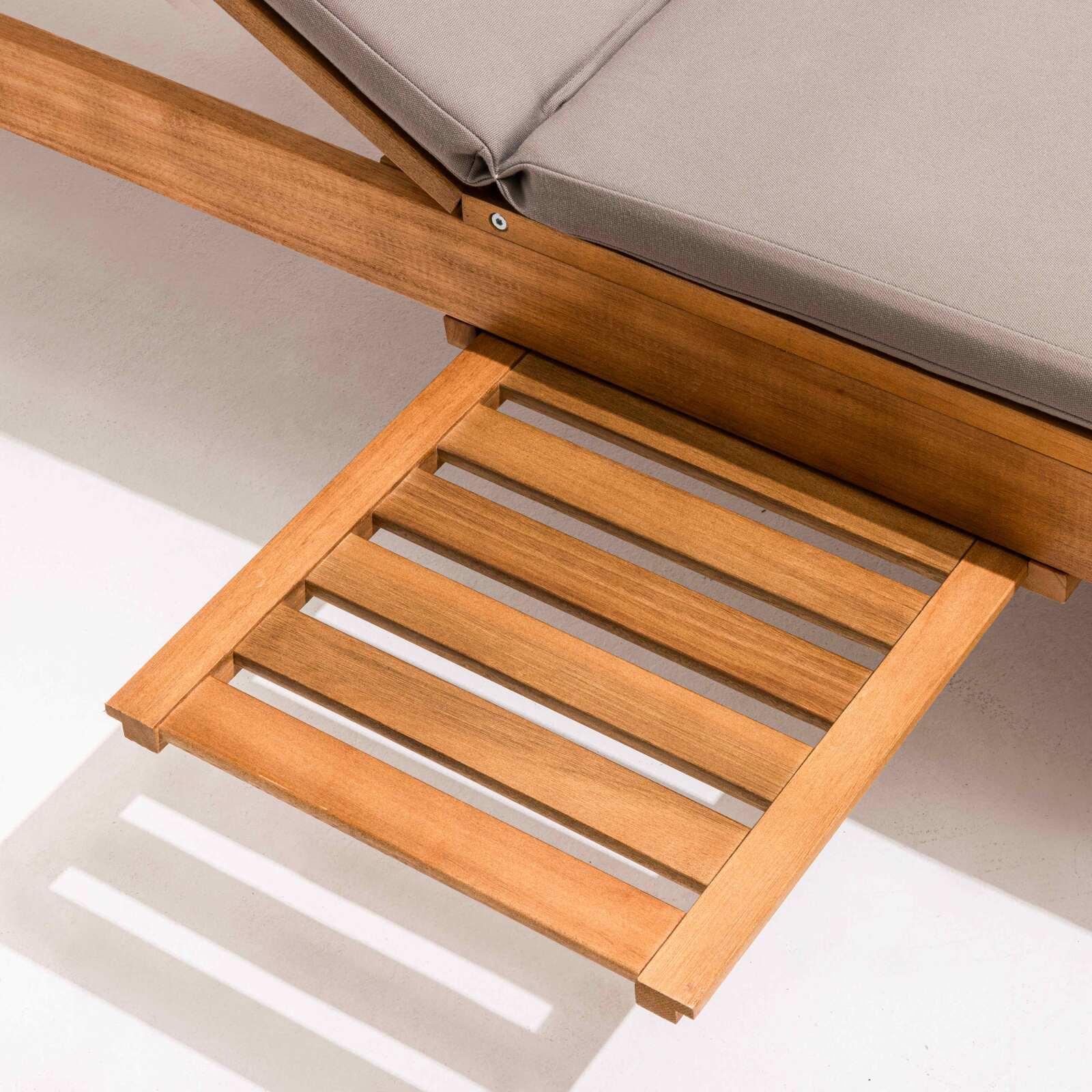 Bañera de sol con cojín y mesa de madera de eucalipto FSC®