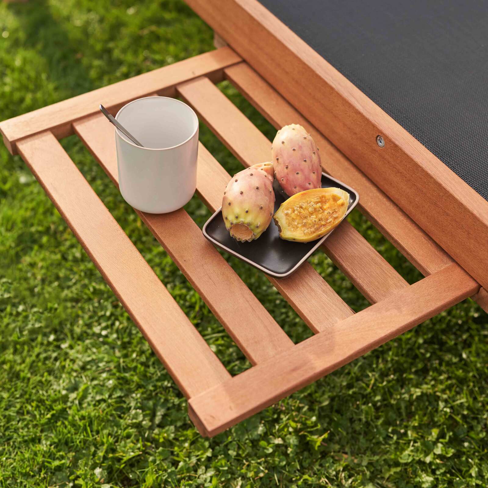Lote de 2 tumbonas con cojín y bandeja + 5 posiciones de madera de eucalipto FSC®