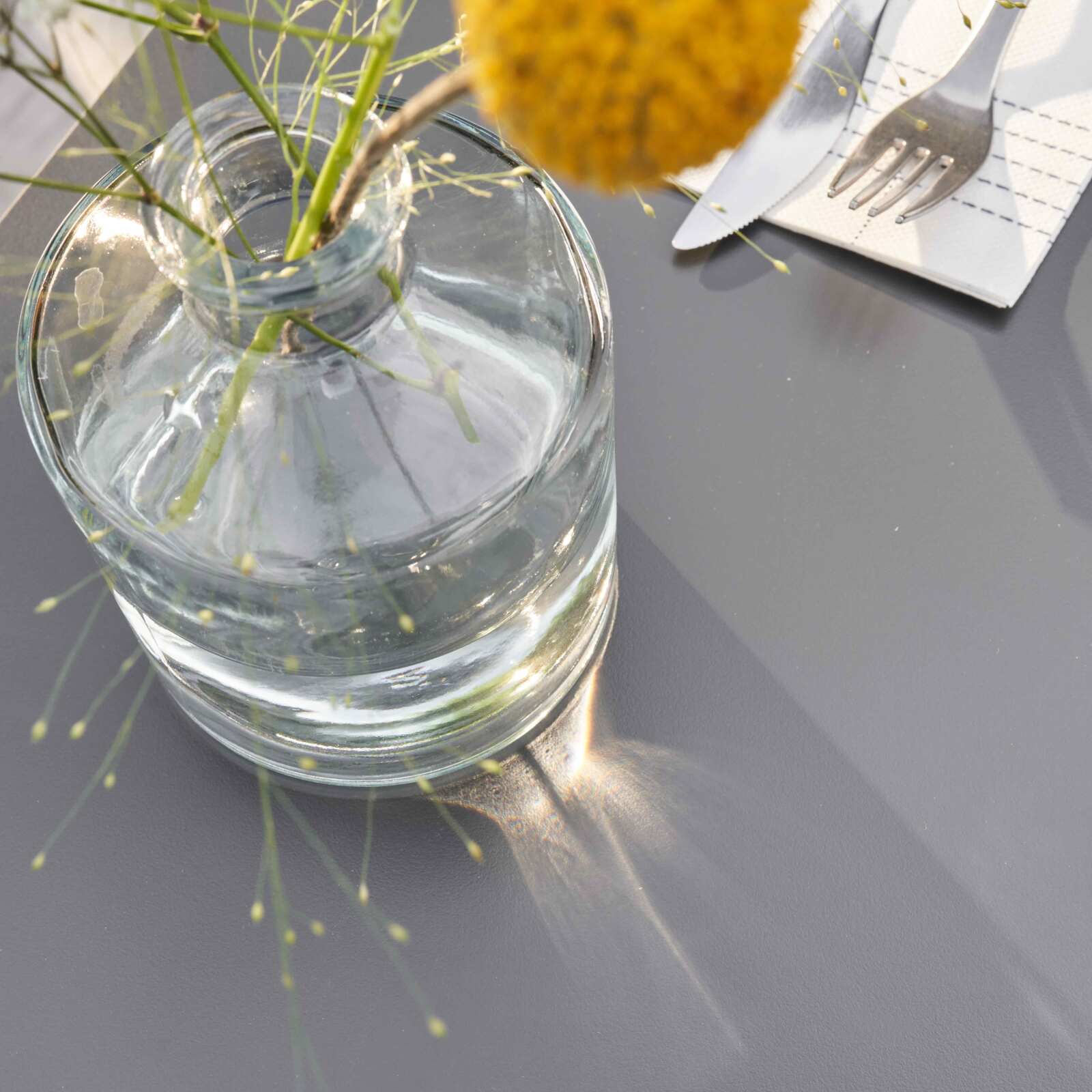 Mesa de jardín cuadrada de 60 x 60 cm con pie blanco inclinable en HPL