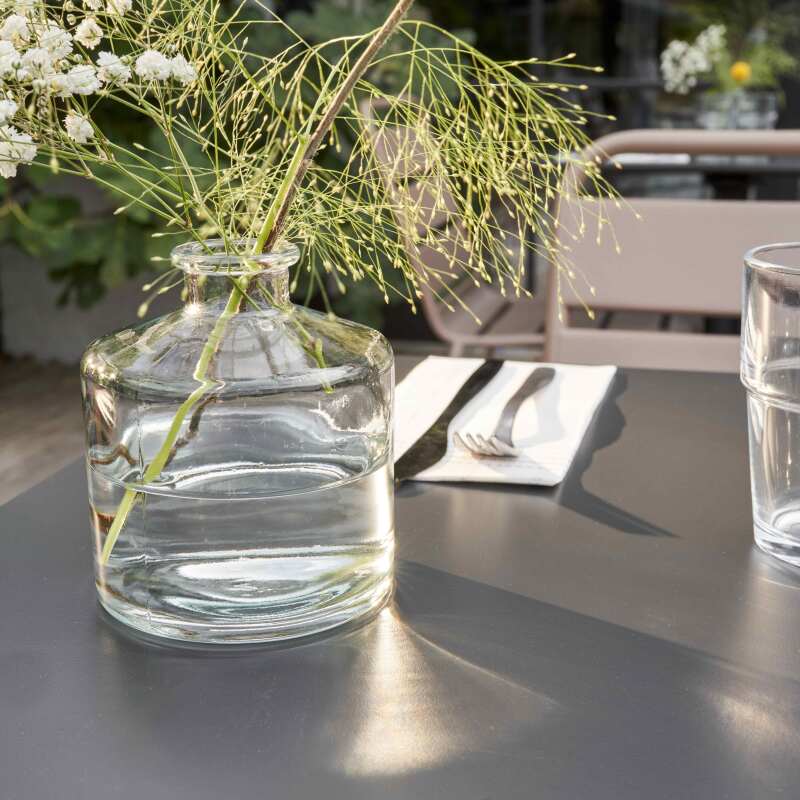 Mesa de jardín cuadrada de 60 x 60 cm con pie blanco inclinable en HPL