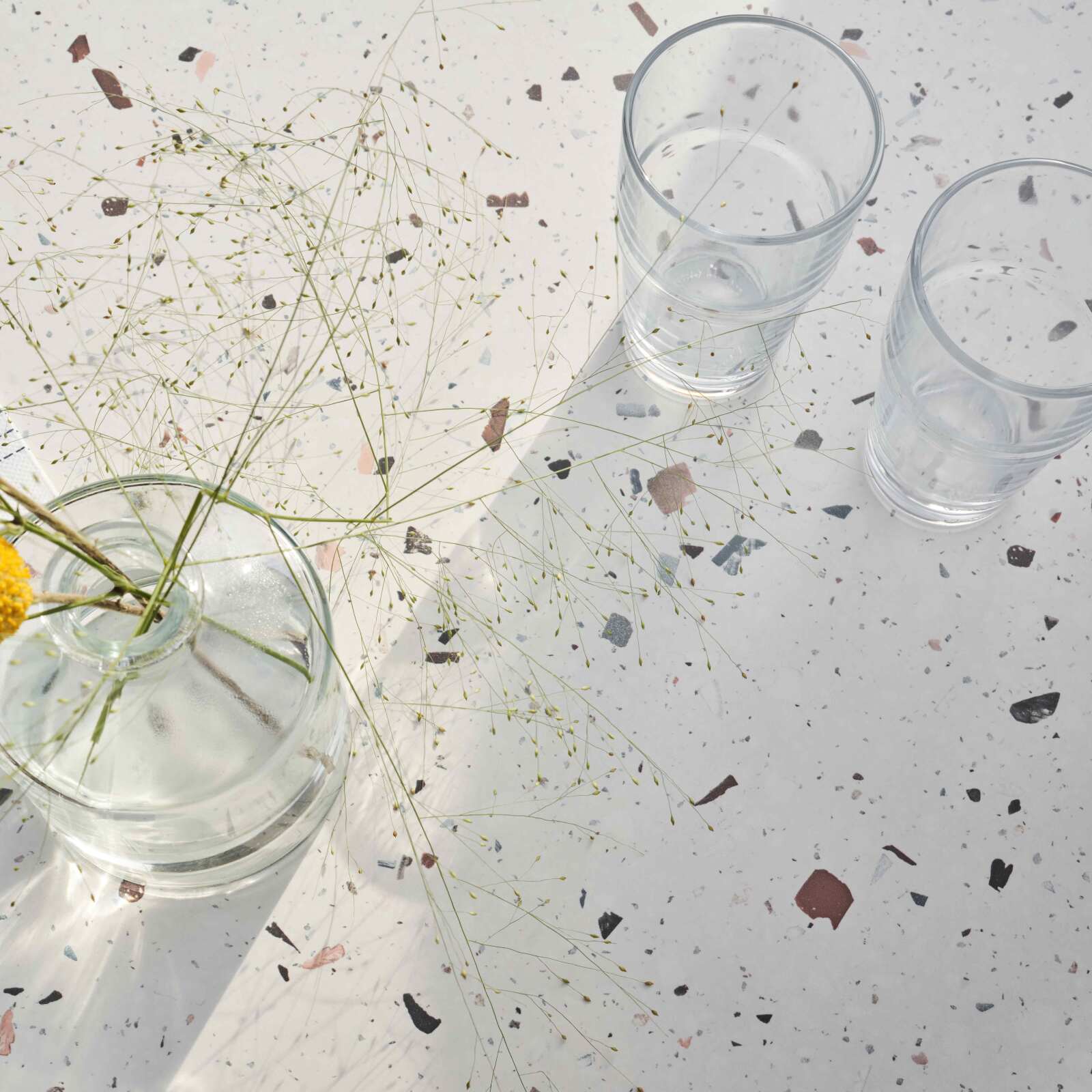 Mesa de jardín cuadrada de 60 x 60 cm con pie blanco inclinable en HPL