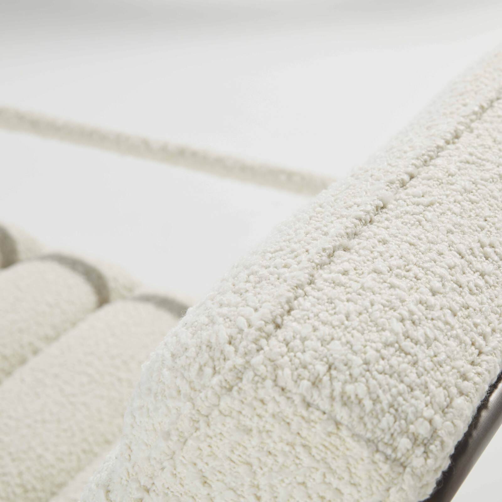 Sillón tapizado en tela de bucle y madera de eucalipto FSC®