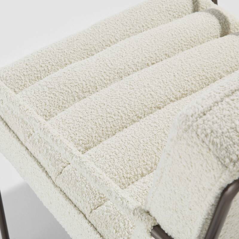 Sillón tapizado en tela de bucle y madera de eucalipto FSC® (5/7)