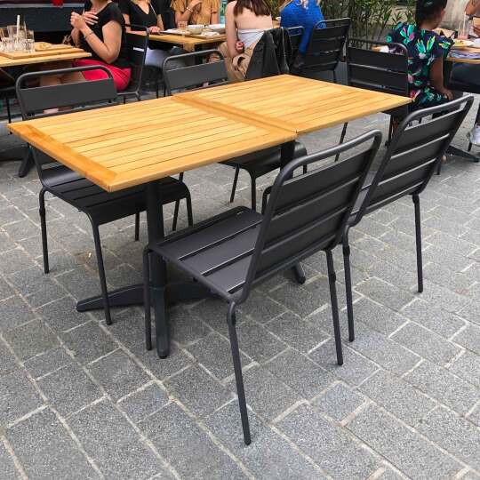 Mesa cuadrada con tablero de madera + 4 sillas de metal