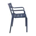 Silla de terraza de plástico con reposabrazos