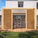 Pérgola bioclimática adosada de aluminio blanco de 3 x 4 m con decoración de madera y 1, 2 ó 3 pantallas