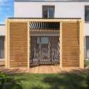 Pérgola bioclimática adosada de aluminio de 3 x 4 m con decoración de madera y 1, 2 ó 3 pantallas