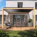 Pérgola bioclimática de aluminio de 3 x 4 m con decoración de madera
