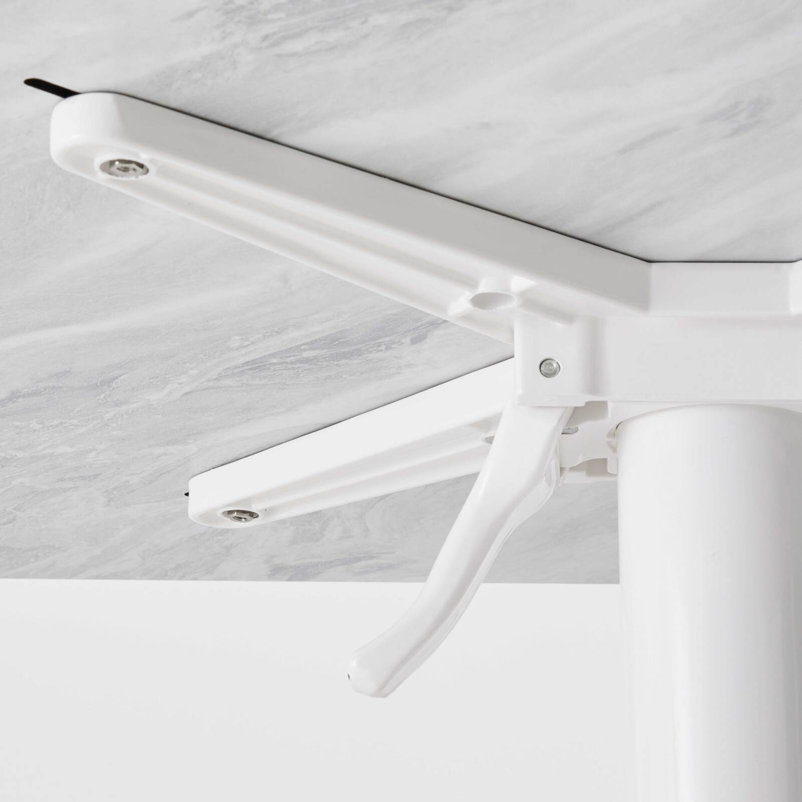 Mesa reclinable laminada de 70x70 cm con pie blanco y sillas de metal