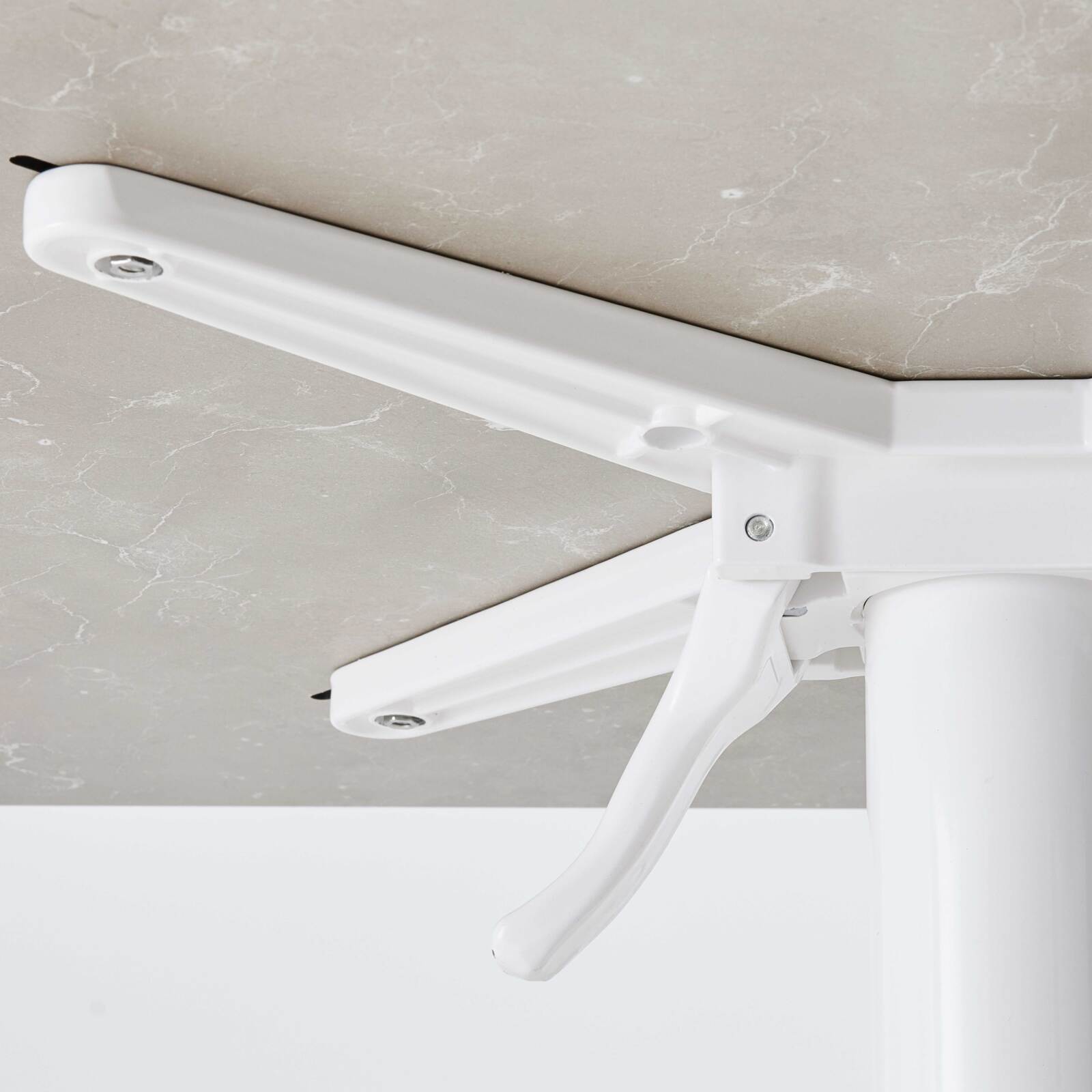 Mesa reclinable laminada de 70x70 cm con pie blanco y sillas de metal