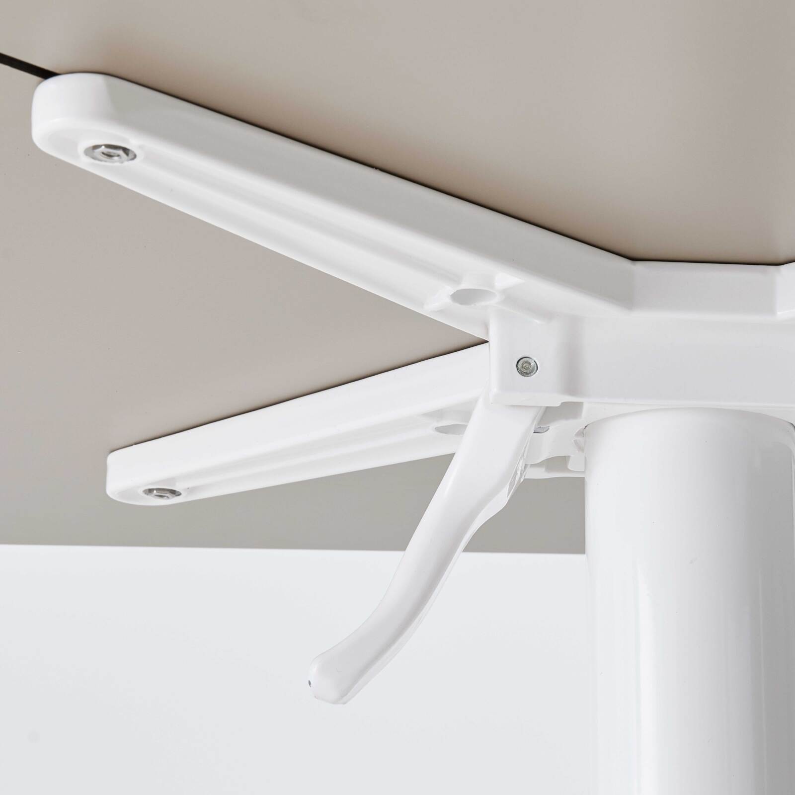 Mesa reclinable laminada de 70x70 cm con pie blanco y sillas de metal