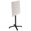 Mesa reclinable laminada de 60x60 cm de altura con pata negra y sillas de metal