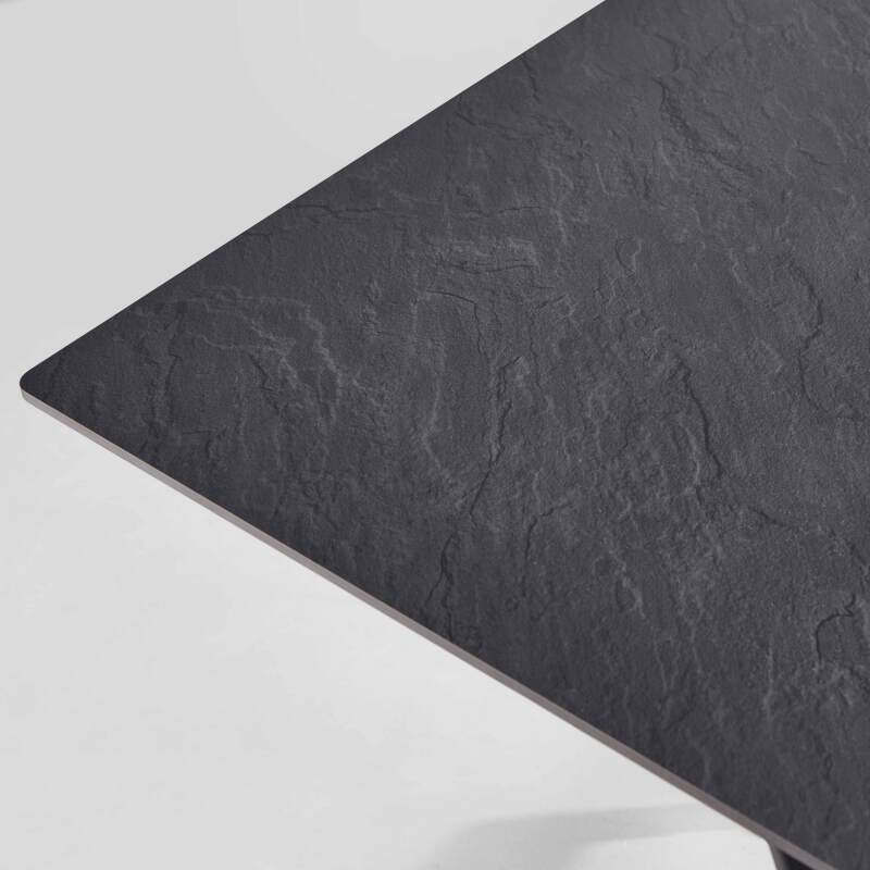 Mesa reclinable laminada de 60x60 cm de altura con pata negra y sillas de metal