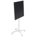 Mesa reclinable laminada de 60x60 cm de altura con pata blanca y sillas de metal