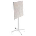 Mesa reclinable laminada de 60x60 cm de altura con pata blanca y sillas de metal