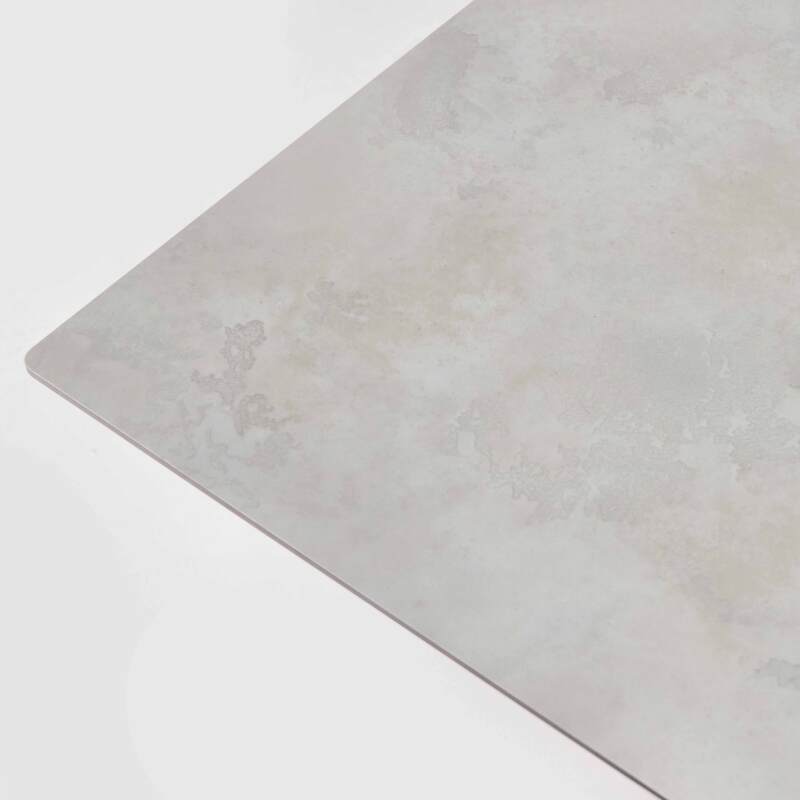 Mesa reclinable laminada de 60x60 cm de altura con pata blanca y sillas de metal