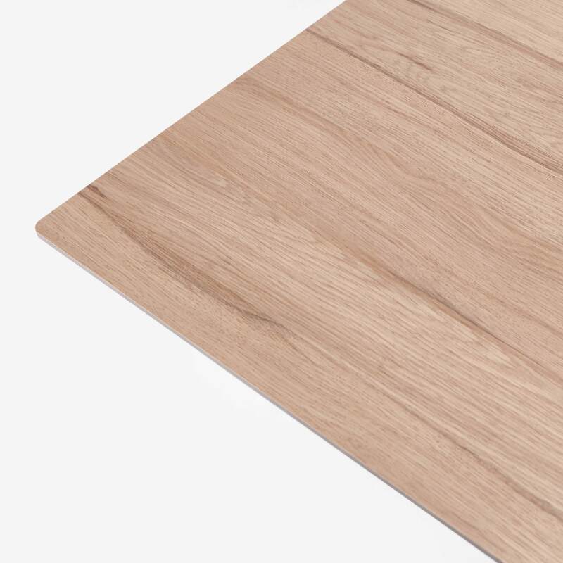 Mesa reclinable laminada de 60x60 cm de altura con pata blanca y sillas de metal