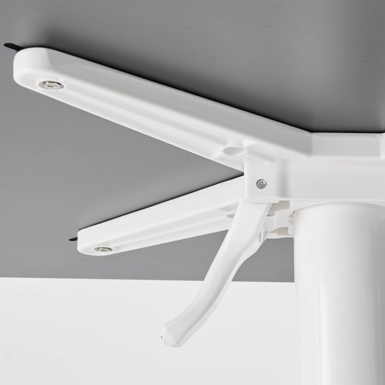 Mesa reclinable laminada de 60x60 cm de altura con pata blanca y sillas de metal