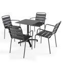 Mesa reclinable laminada de 60x60 cm con pie negro y sillas de metal