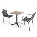 Mesa reclinable laminada de 60x60 cm con pie negro y sillas de metal