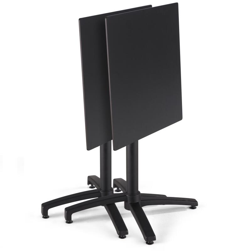 Mesa reclinable laminada de 60x60 cm con pie negro y sillas de metal