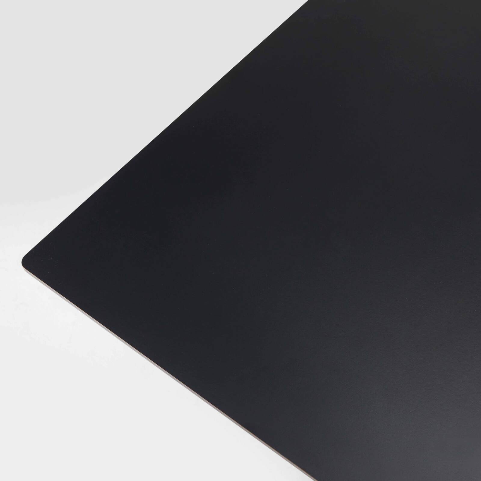 Mesa reclinable laminada de 60x60 cm con pie negro y sillas de metal