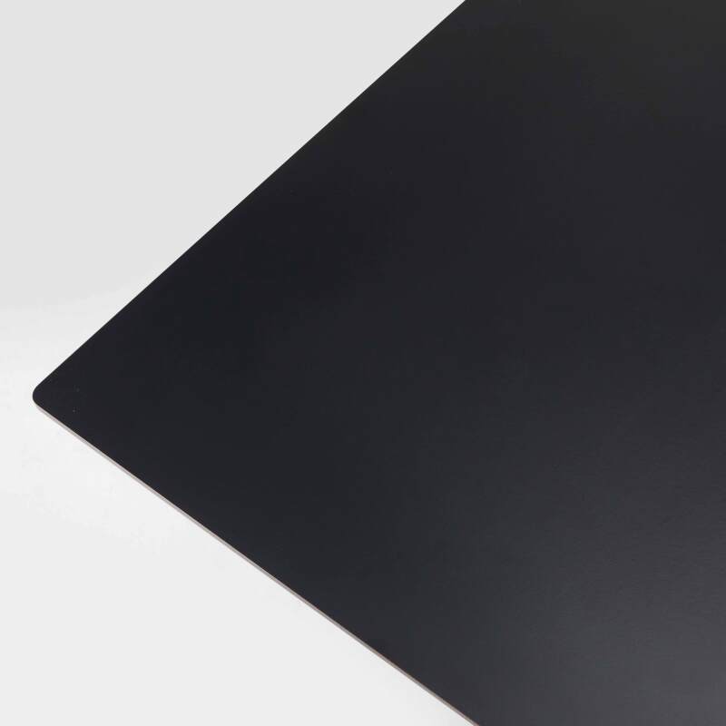 Mesa reclinable laminada de 60x60 cm con pie negro y sillas de metal