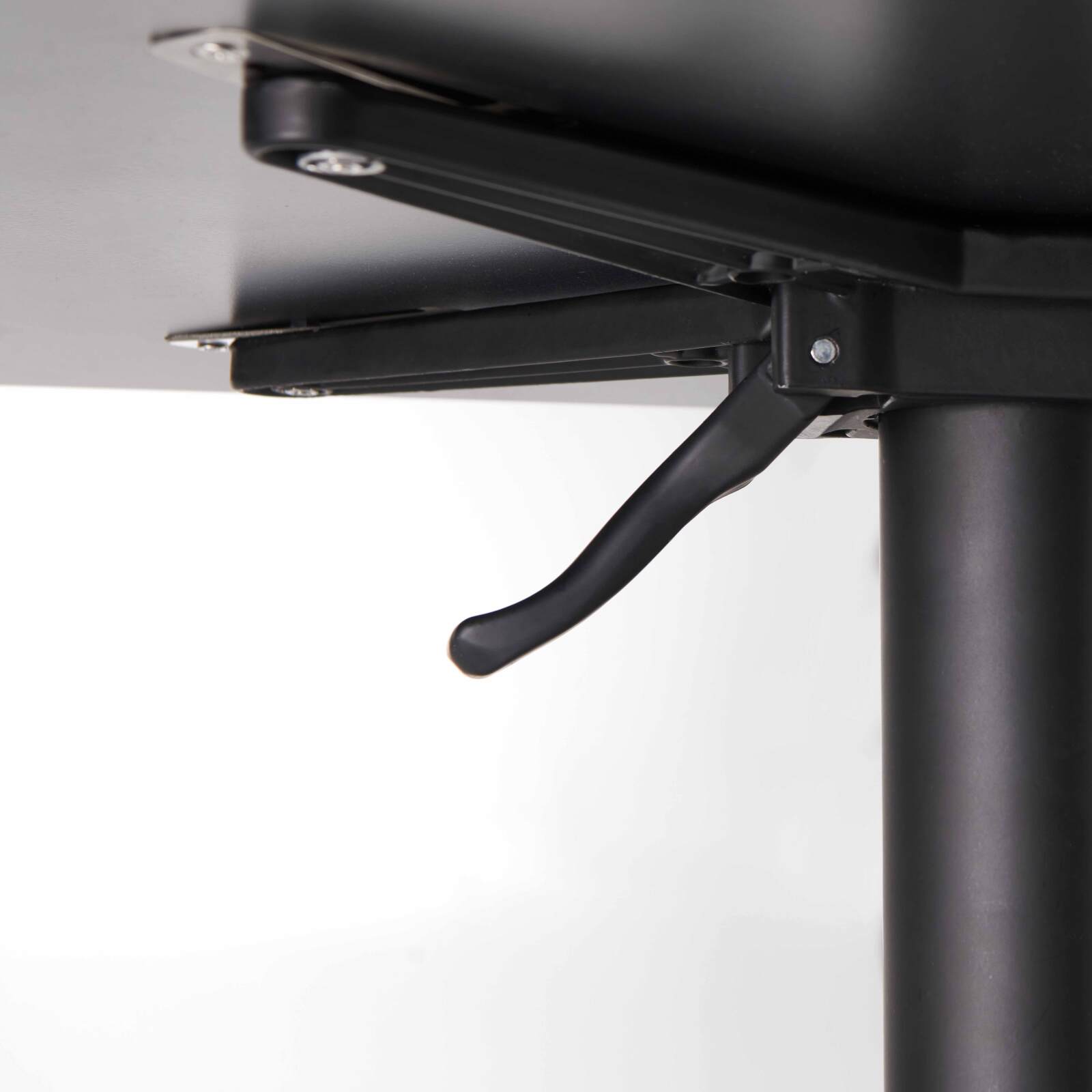 Mesa reclinable laminada de 60x60 cm con pie negro y sillas de metal