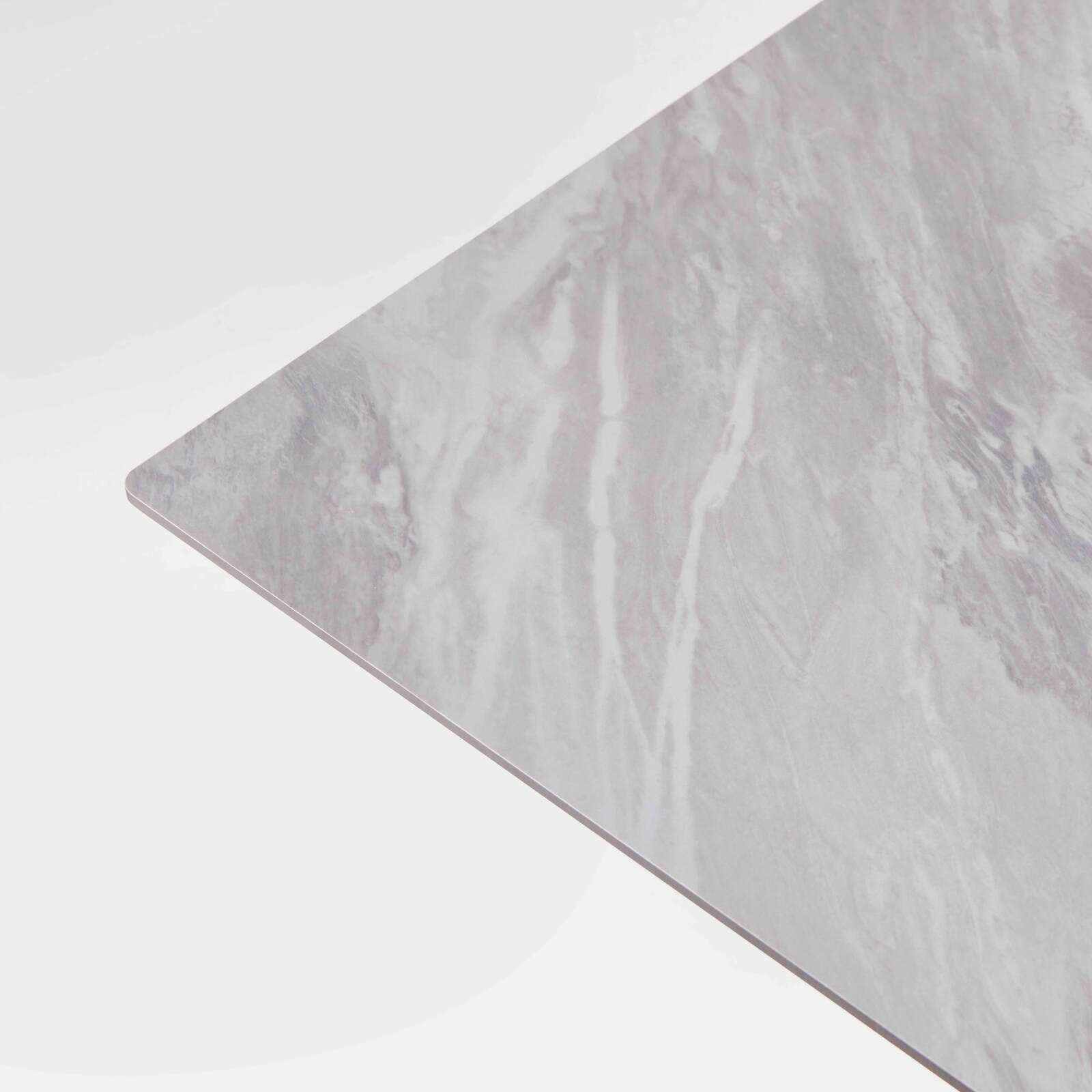 Mesa reclinable laminada de 70x70 cm con pie negro y sillas de metal