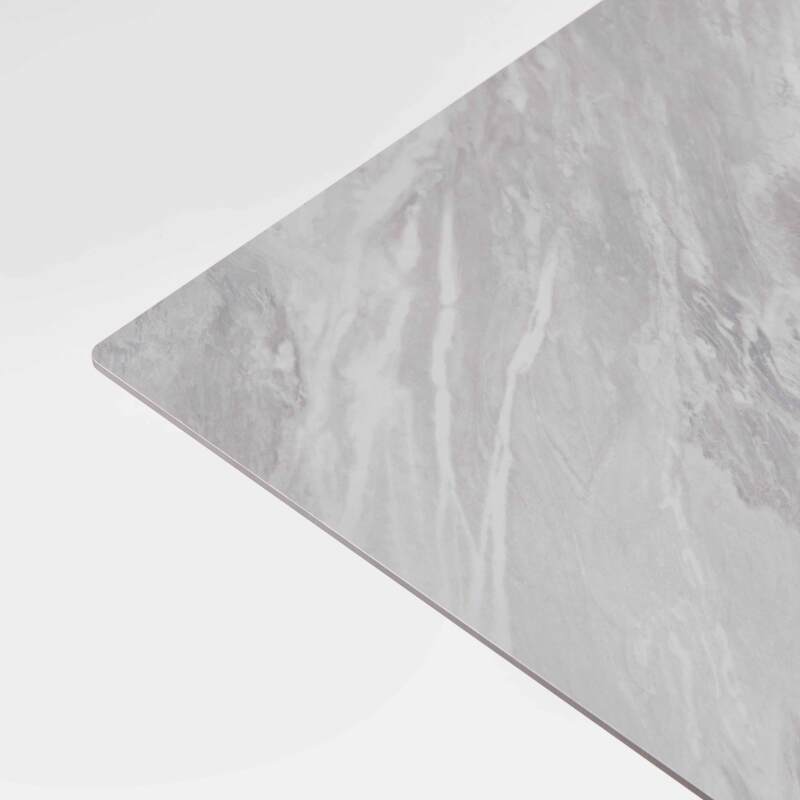 Mesa reclinable laminada de 70x70 cm con pie negro y sillas de metal