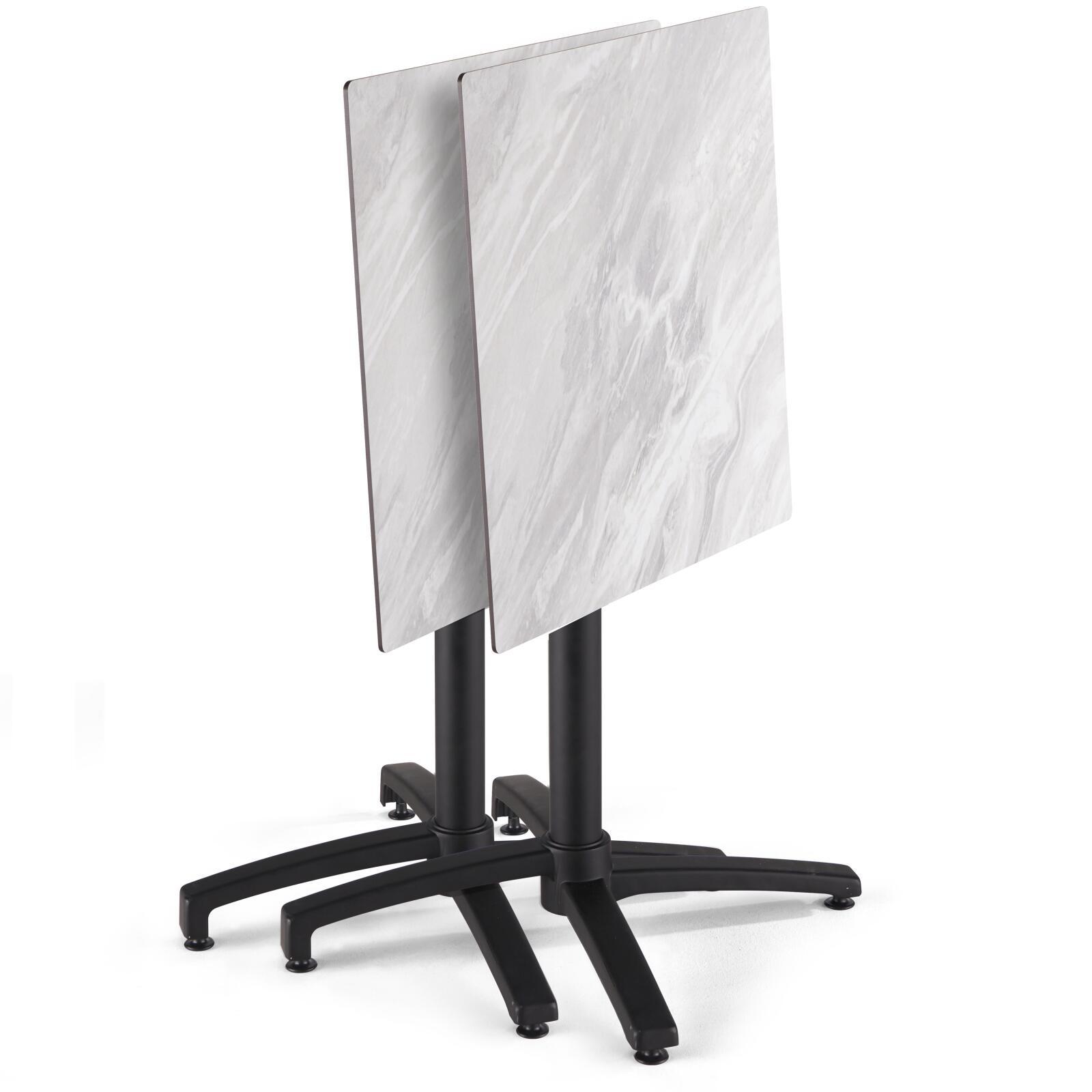 Mesa reclinable laminada de 70x70 cm con pie negro y sillas de metal