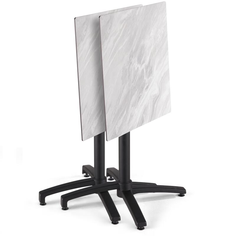 Mesa reclinable laminada de 70x70 cm con pie negro y sillas de metal