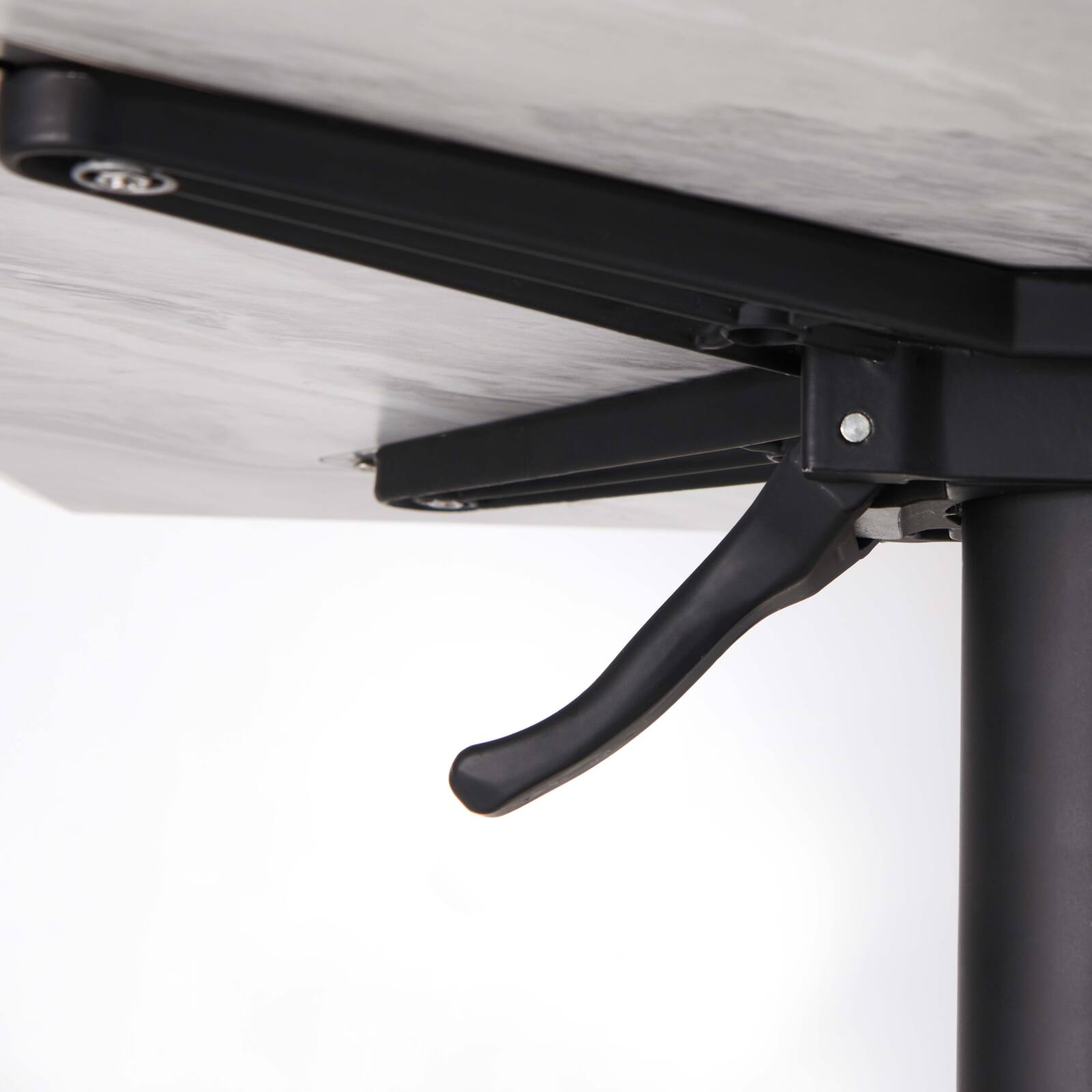 Mesa reclinable laminada de 70x70 cm con pie negro y sillas de metal