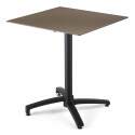 Mesa reclinable laminada de 70x70 cm con pie negro y sillas de metal