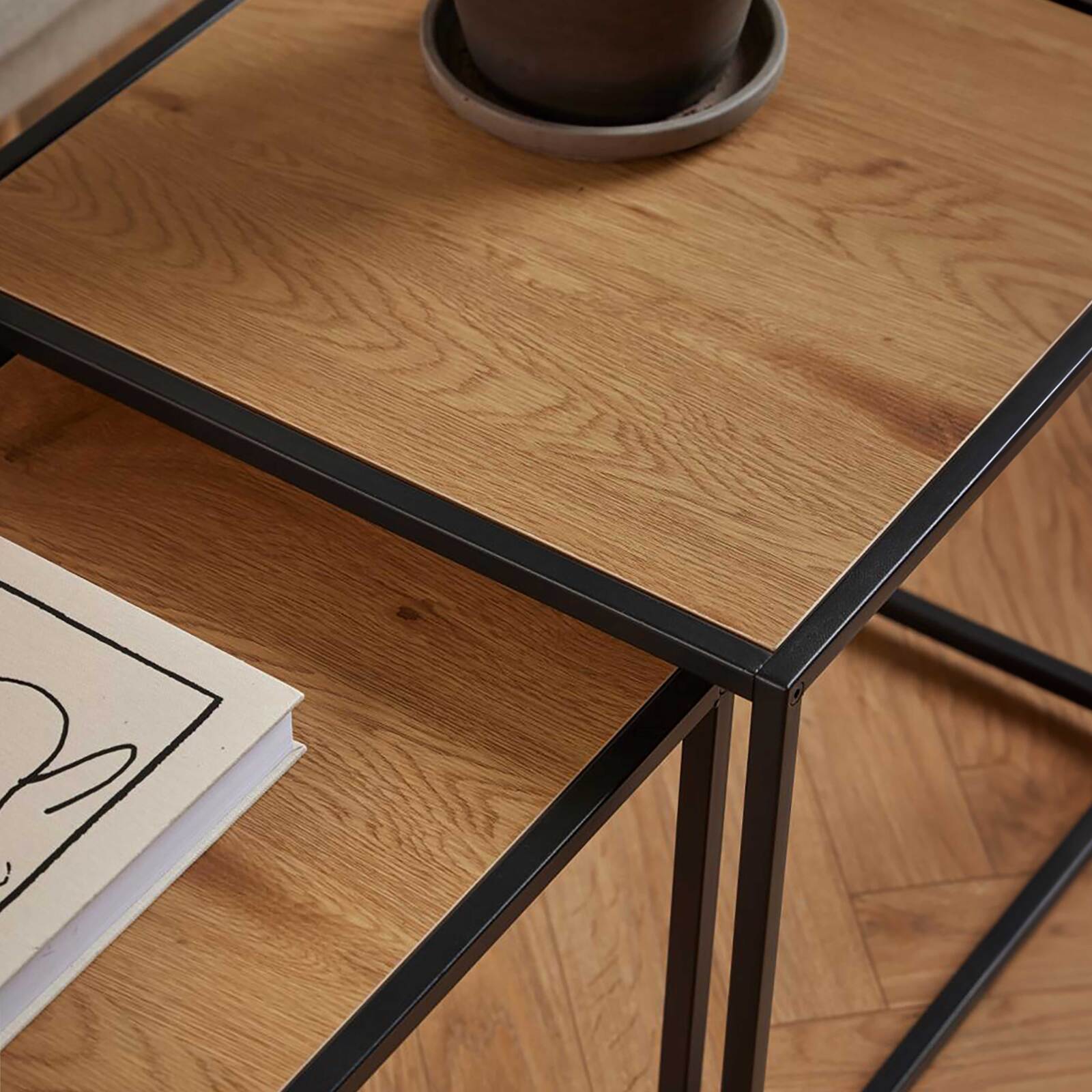 Mesas nido cuadradas en acero y MDF efecto roble