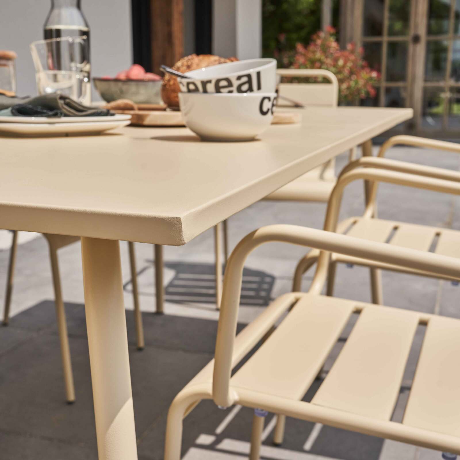 Mesa de jardín rectangular de 180 x 90 cm y 6 sillas con brazos de metal